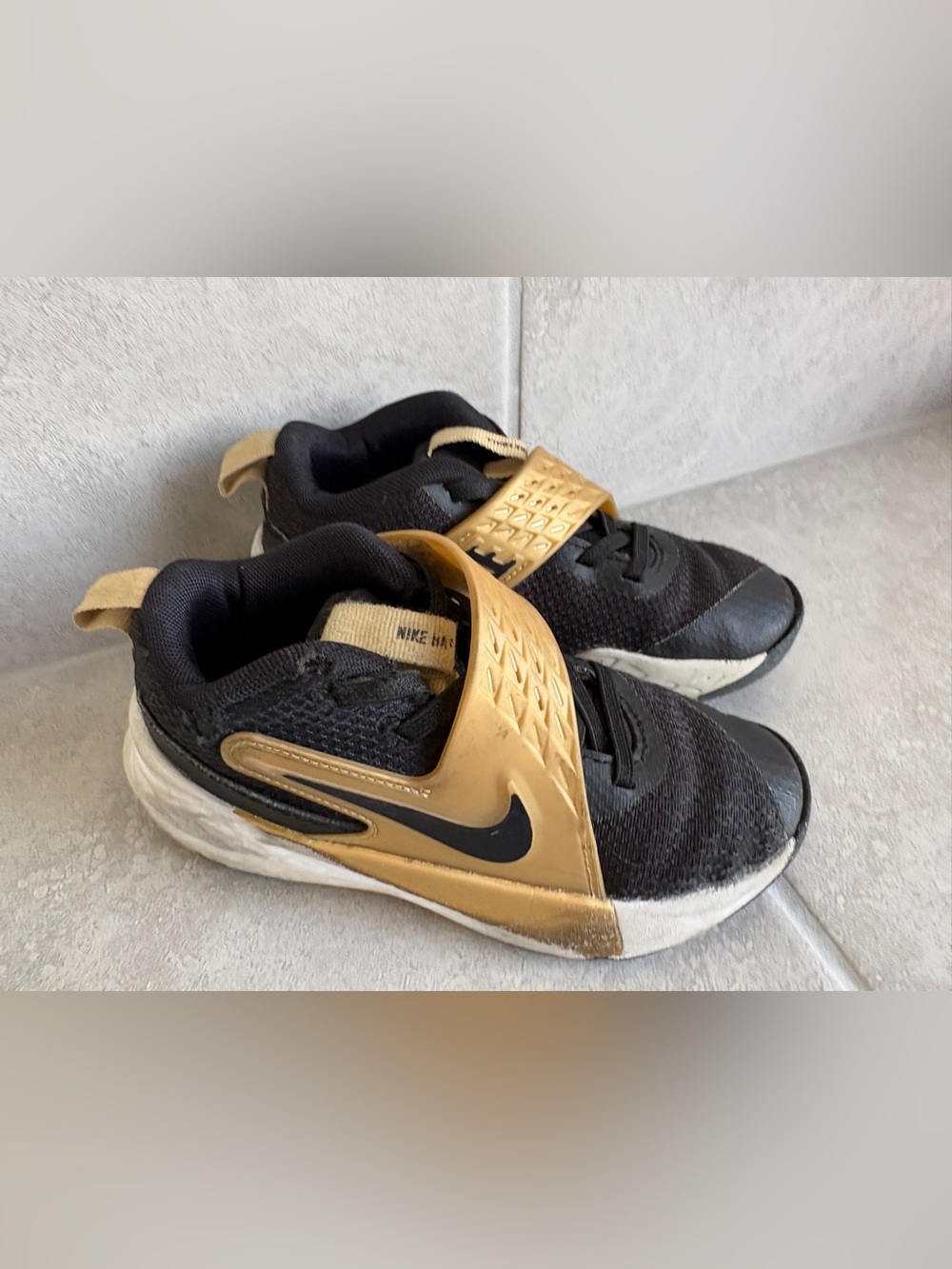 Nike Kids Hustle D12 Black Gold Slip-On Basketball Sneakers with Strap Size 11.5